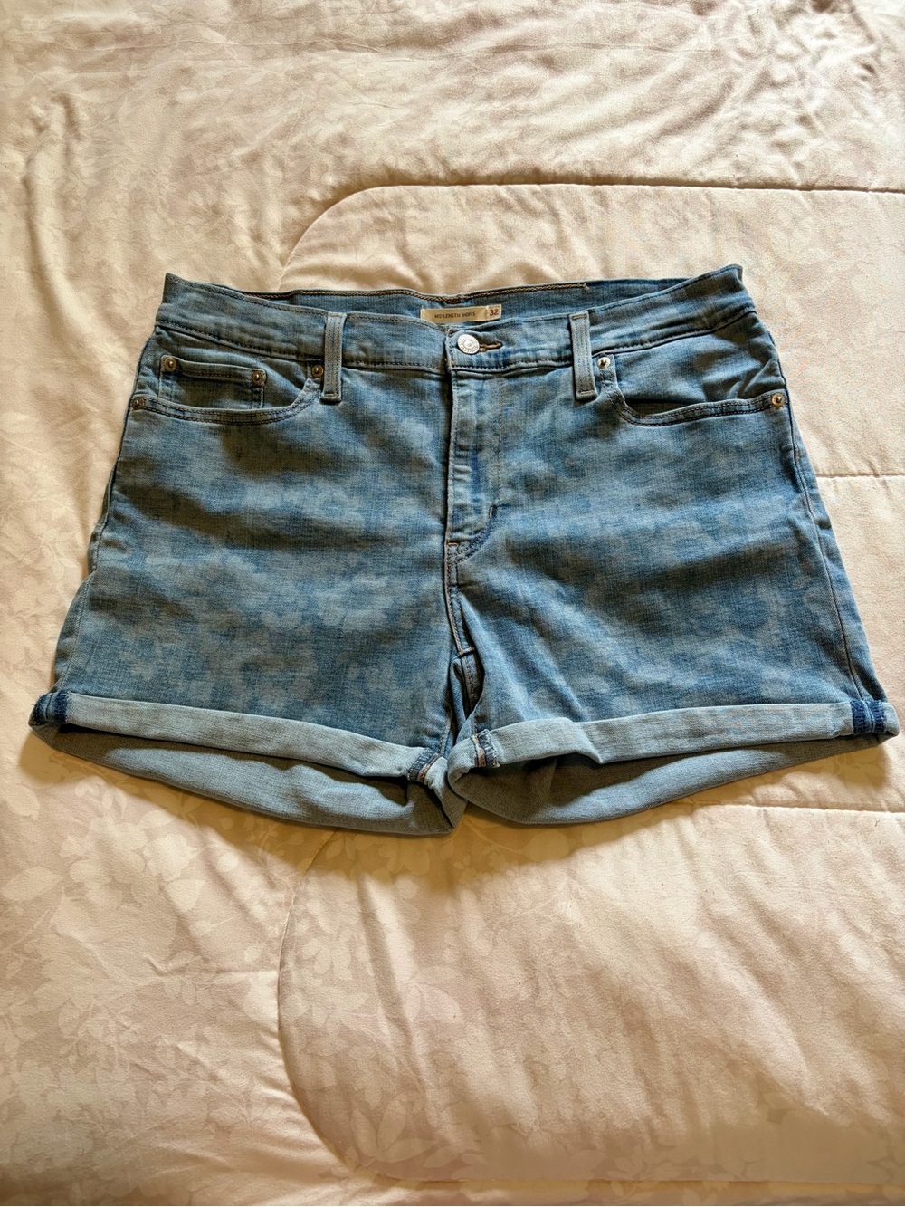 Levi's Mid Length Jean Shorts Women’s 32 Blue Floral Cuffed Logo